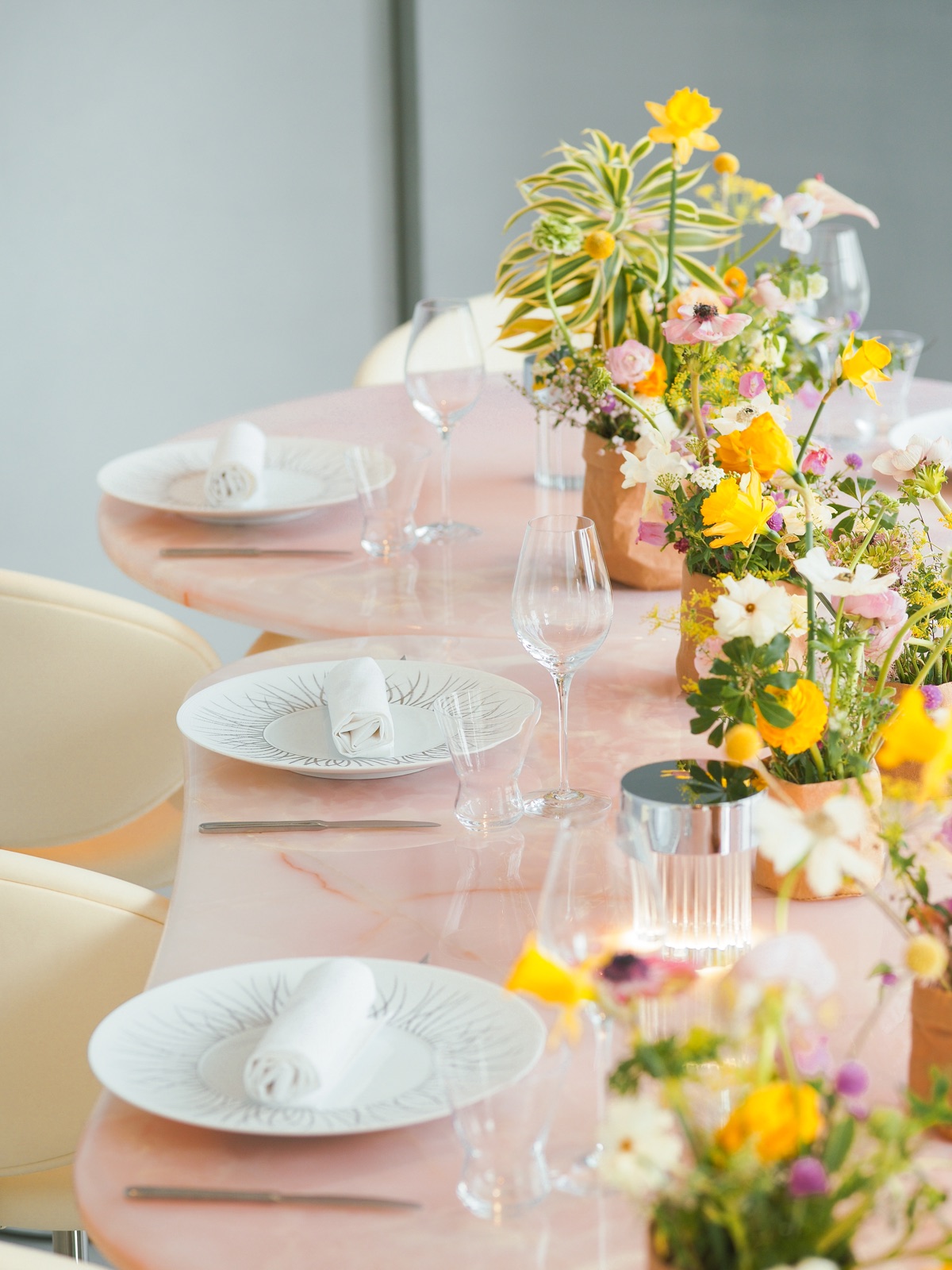 LUMIÈRES JéJé pink marble table with spring flowers — table setting